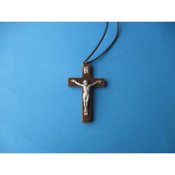 Krzyż ciemny brąz z rzemykiem 7 cm